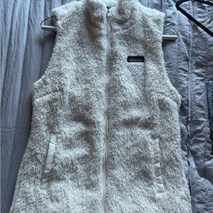White fuzzy Patagonia vest. Size M. Barely worn. Good condition.